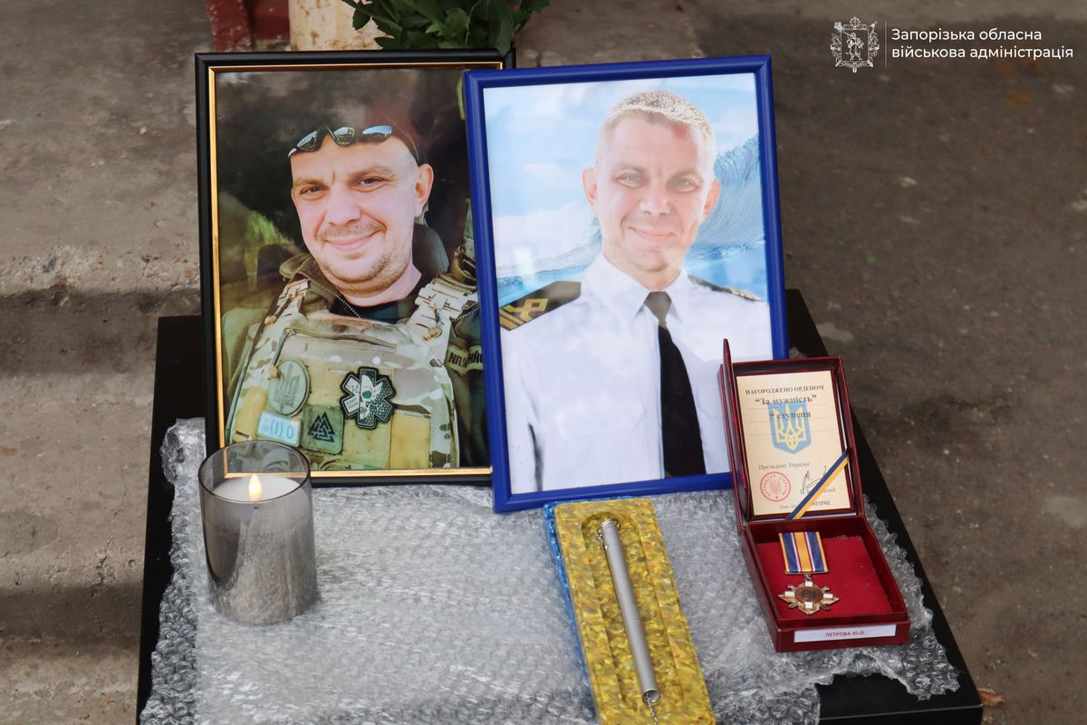 Загинув на Донеччині, рятуючи побратимів - на будинку в Запоріжжі встановили пам'ятну табличку на честь бойового медика (фото)