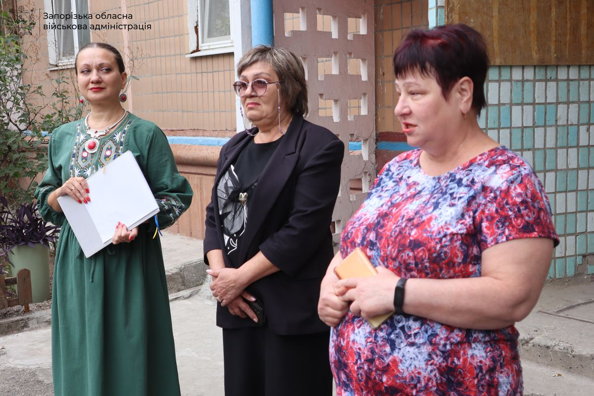 Загинув на Донеччині, рятуючи побратимів - на будинку в Запоріжжі встановили пам'ятну табличку на честь бойового медика (фото)