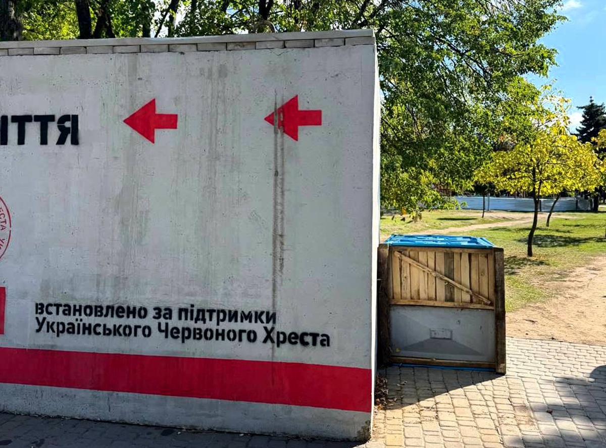 Знущання з громади - у запорізькому парку знову перевернули біотуалети біля укриття (фото)