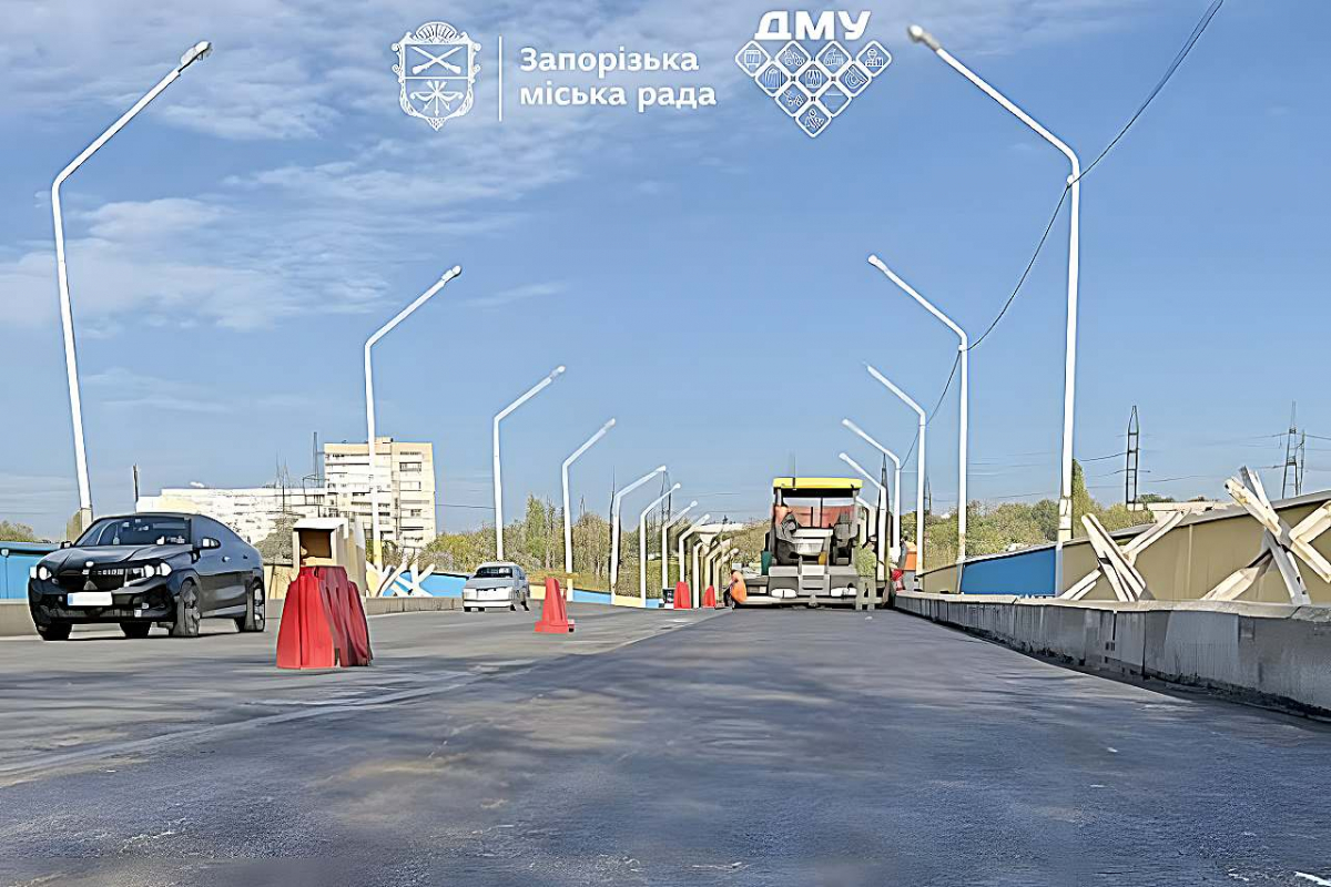 Асфальтують останню смугу — у Запоріжжі продовжується оновлення Аркового мосту (фото)