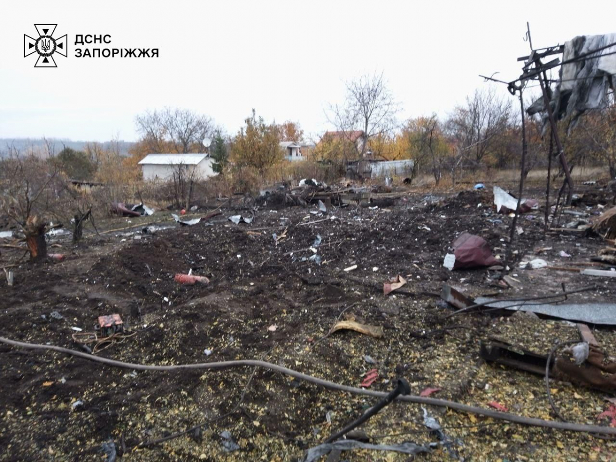 Авіабомба впала поряд з будинком — у Запорізькому районі поранено двох чоловіків (фото)