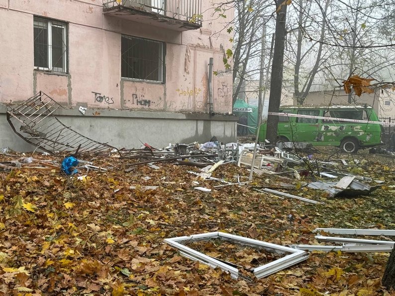 "Це вже не перший "прильот" до мене" - у Запоріжжі люди розповіли, як рятувалися під час ворожого удару безпілотників та що залишилось від їхніх домівок (фото, відео)