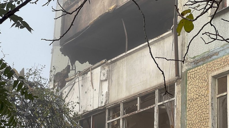 "Це вже не перший "прильот" до мене" - у Запоріжжі люди розповіли, як рятувалися під час ворожого удару безпілотників та що залишилось від їхніх домівок (фото, відео)