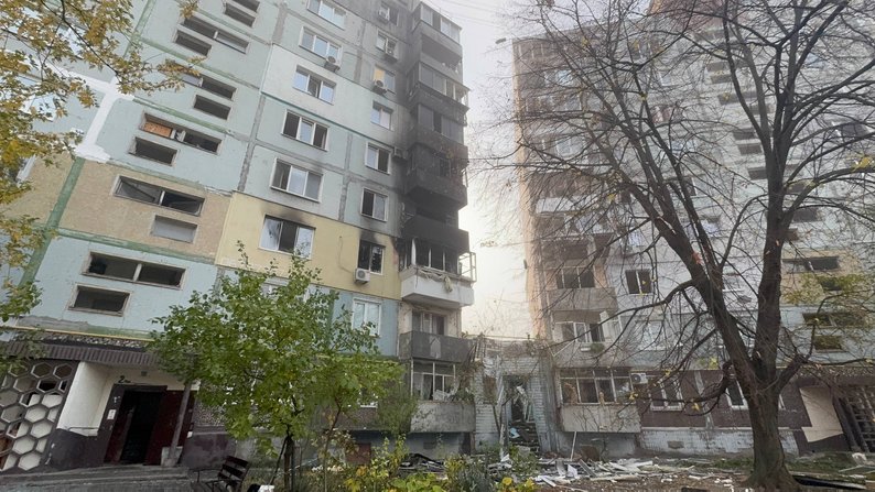 "Це вже не перший "прильот" до мене" - у Запоріжжі люди розповіли, як рятувалися під час ворожого удару безпілотників та що залишилось від їхніх домівок (фото, відео)