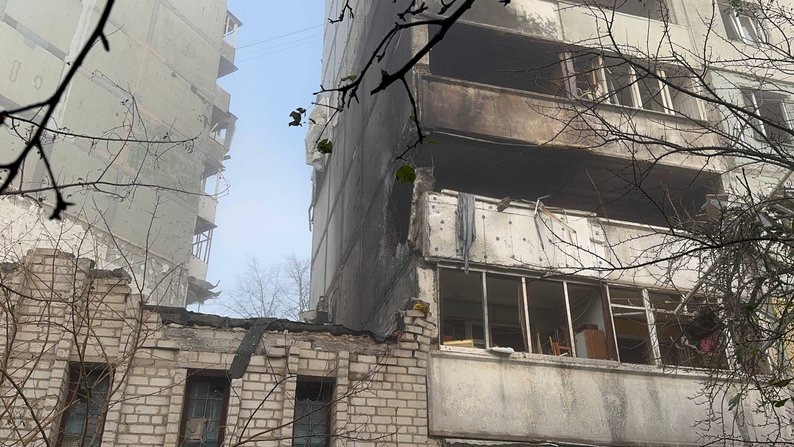 "Це вже не перший "прильот" до мене" - у Запоріжжі люди розповіли, як рятувалися під час ворожого удару безпілотників та що залишилось від їхніх домівок (фото, відео)