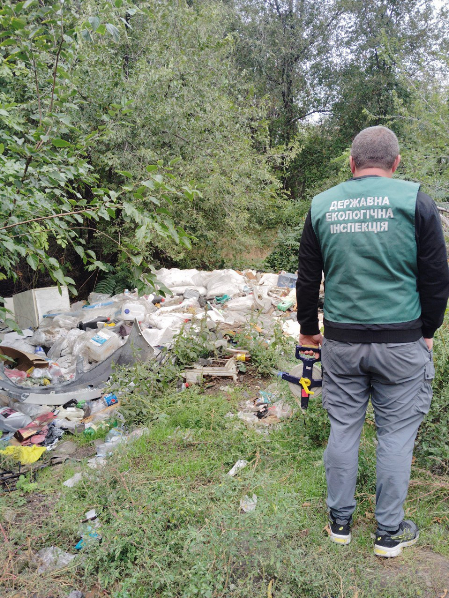 Деревина та бите скло - в  Запоріжжі виявили величезне  стихійне сміттєзвалище (фото)