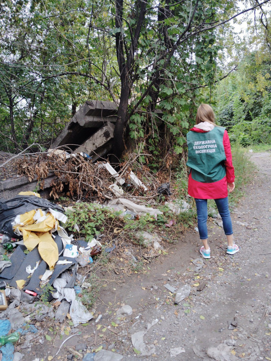 Деревина та бите скло - в  Запоріжжі виявили величезне  стихійне сміттєзвалище (фото)