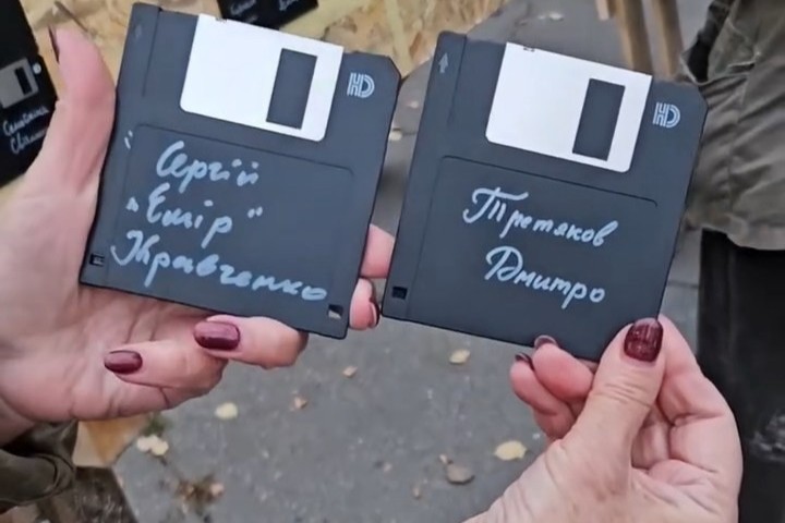 Дискети як символ - у Запоріжжі з’явилась інсталяція «ПАМ’ЯТАЙ» (фото, відео)