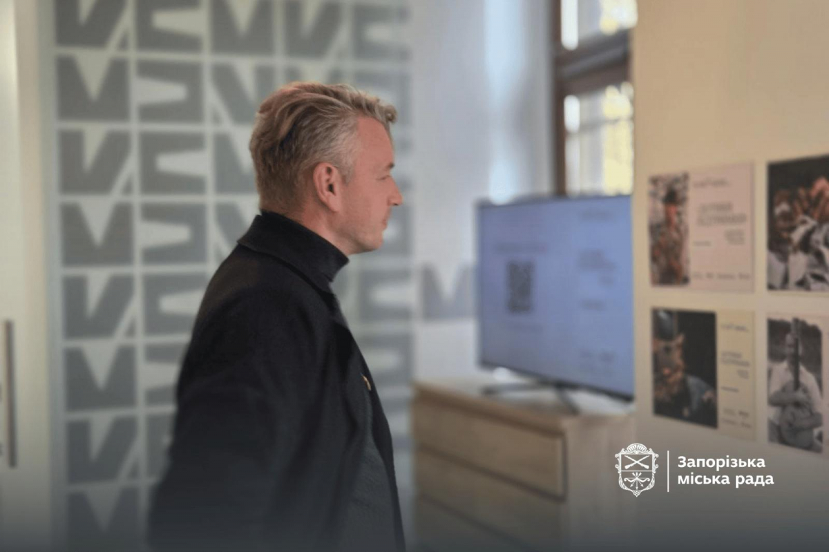 Дотики, що дарують надію - у Запоріжжі відкрилась зворушлива фотовиставка про людяність під час війни (фото)