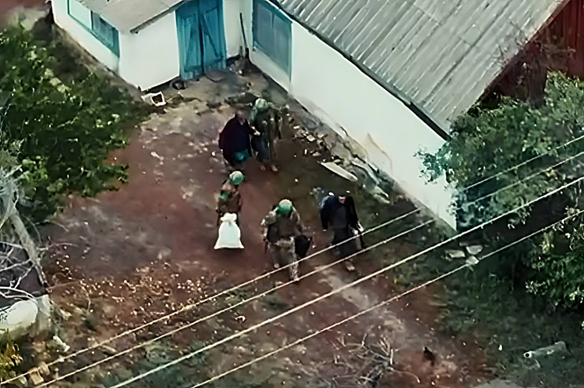 Йшли пішки під обстрілами — на Запоріжжі воїни вивели людей з села, яке штурмує ворог (відео)