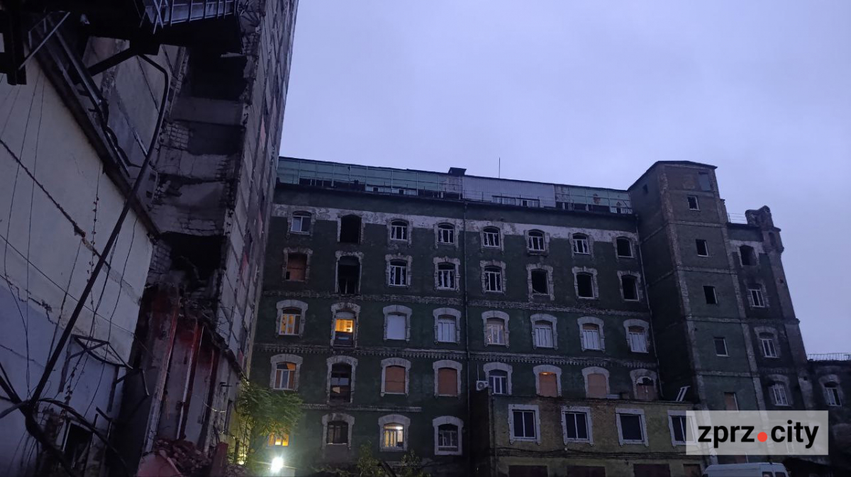 Козак і криваві сльози - запорізькі художники розписали старовинний елеватор, пошкоджений ворожою ракетою