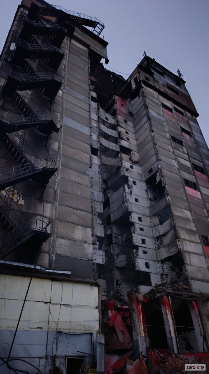 Козак і криваві сльози - запорізькі художники розписали старовинний елеватор, пошкоджений ворожою ракетою