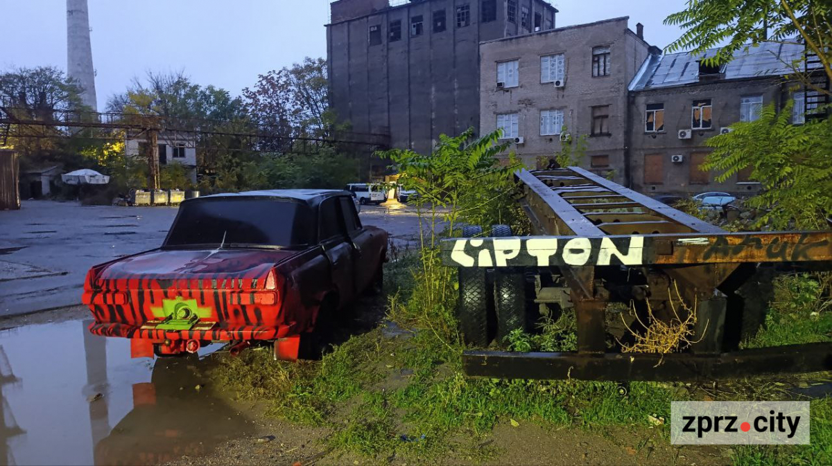 Козак і криваві сльози - запорізькі художники розписали старовинний елеватор, пошкоджений ворожою ракетою