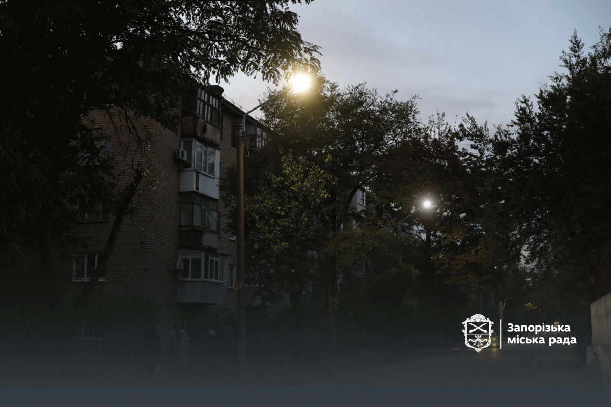 На одній з вулиць  Запоріжжя з’явилося сучасне вуличне освітлення після 20 років темряви (фото, відео) 