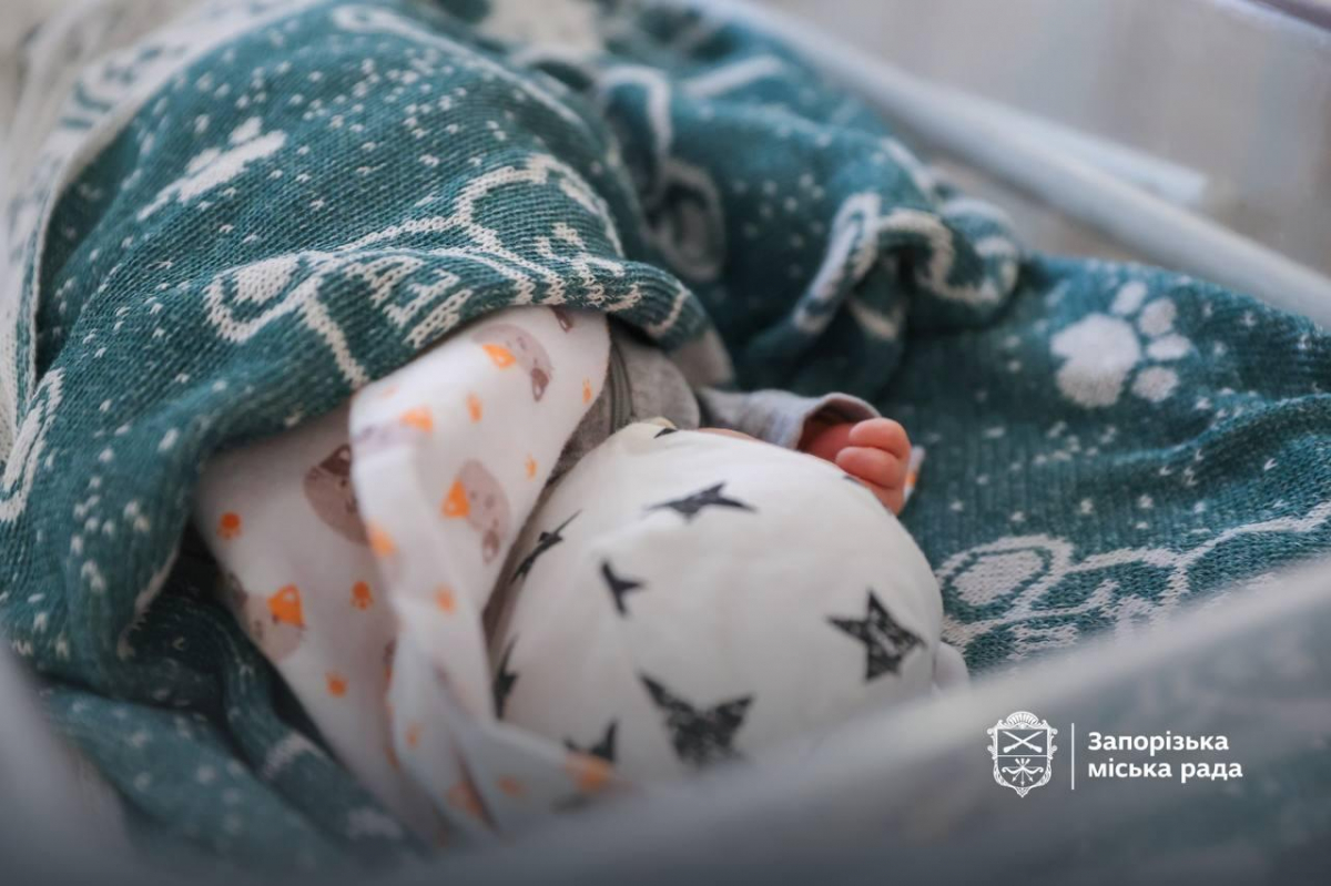 Нове життя у День міста - у Запоріжжі привітали родини, чиї діти першими народилися на свято (фото)