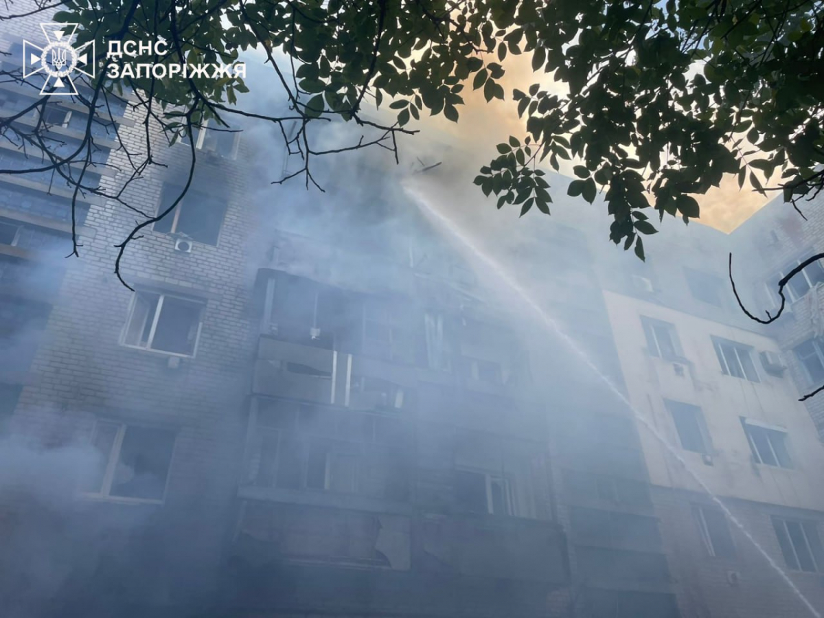 Палали будинки та автомобілі -  внаслідок обстрілів у кількох районах Запорізької області виникли пожежі (фото)