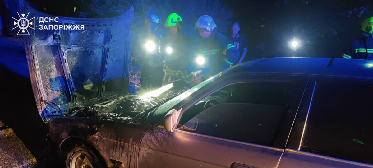 Полум’я спалахнуло під капотом — у Запоріжжі рятувальники приборкали пожежу в авто (фото)
