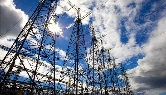 Попри роботу під прицілом дронів - на Запоріжжі енергетики проклали 15,5 кілометрів резервних  ліній живлення