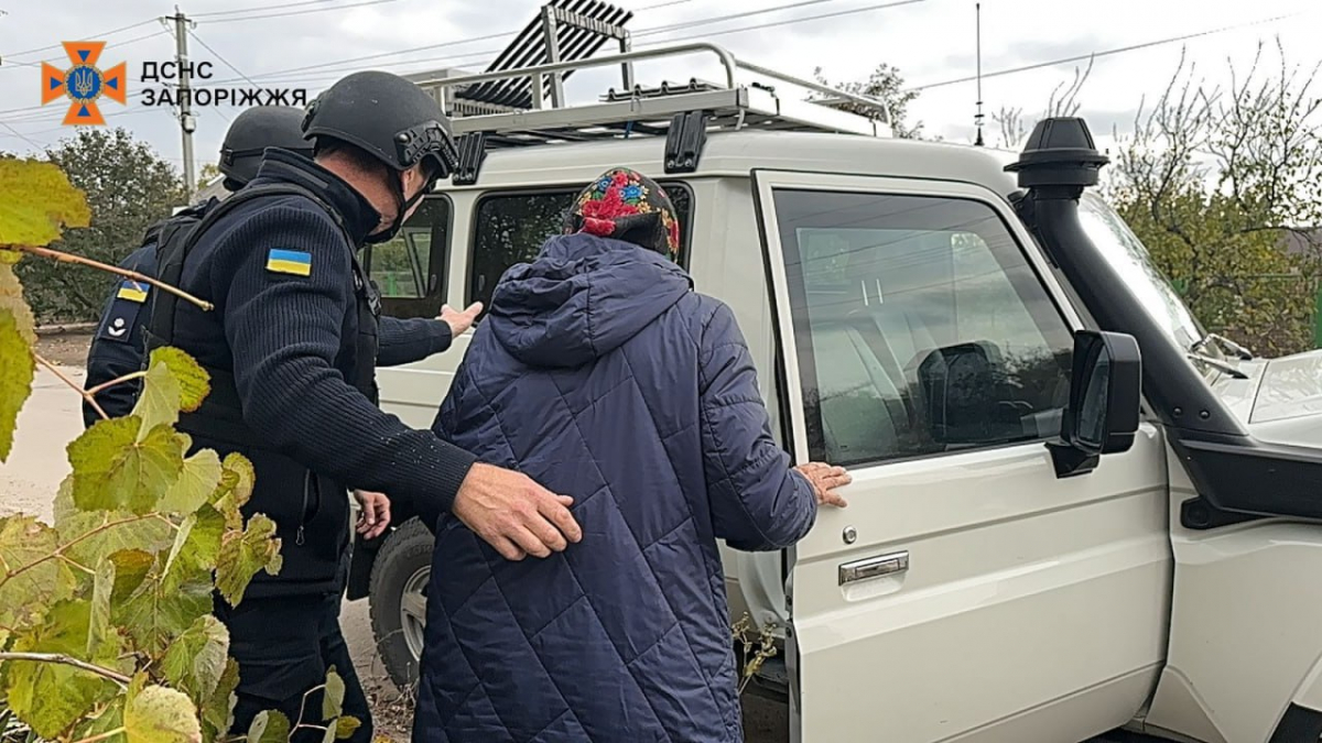 Порятунок під вибухами -  запорізькі рятувальники вивезли 83-річну жінку до безпечного місця (фото, відео)