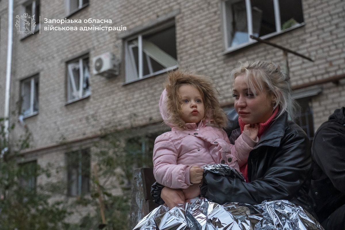 Прикрила сина собою і пролунав вибух - мешканці Запоріжжя розповіли про жахливу ніч під час обстрілу (фото, відео)
