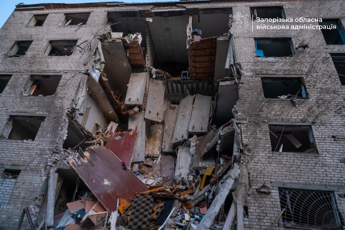 Прикрила сина собою і пролунав вибух - мешканці Запоріжжя розповіли про жахливу ніч під час обстрілу (фото, відео)