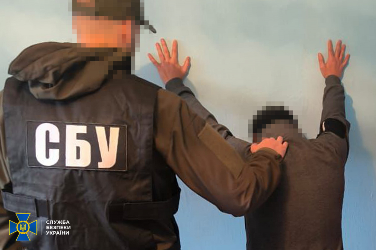 Продавали гуманітарку на мільйони - у Запоріжжі викрили "сімейку військових волонтерів"