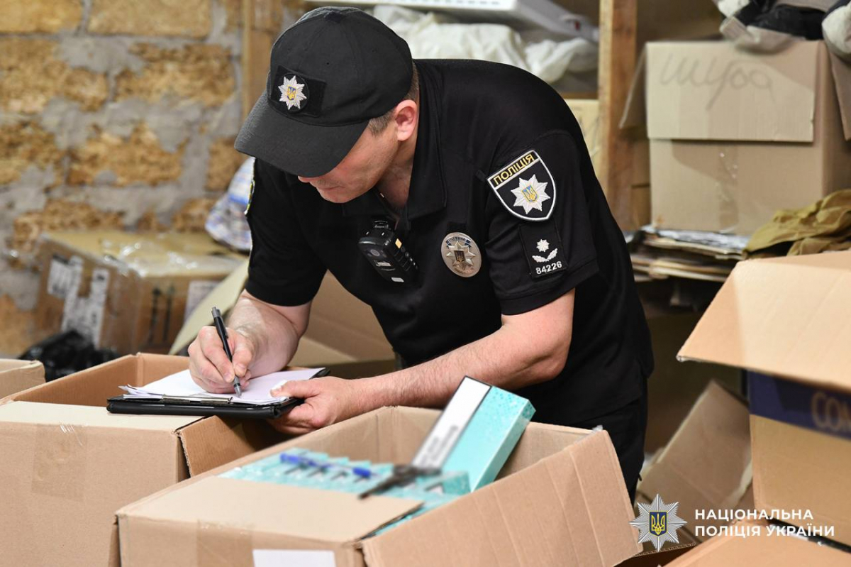 Розгорнув підпільний бізнес - у Запоріжжі чоловік незаконно торгував цигарками та алкоголем (фото)