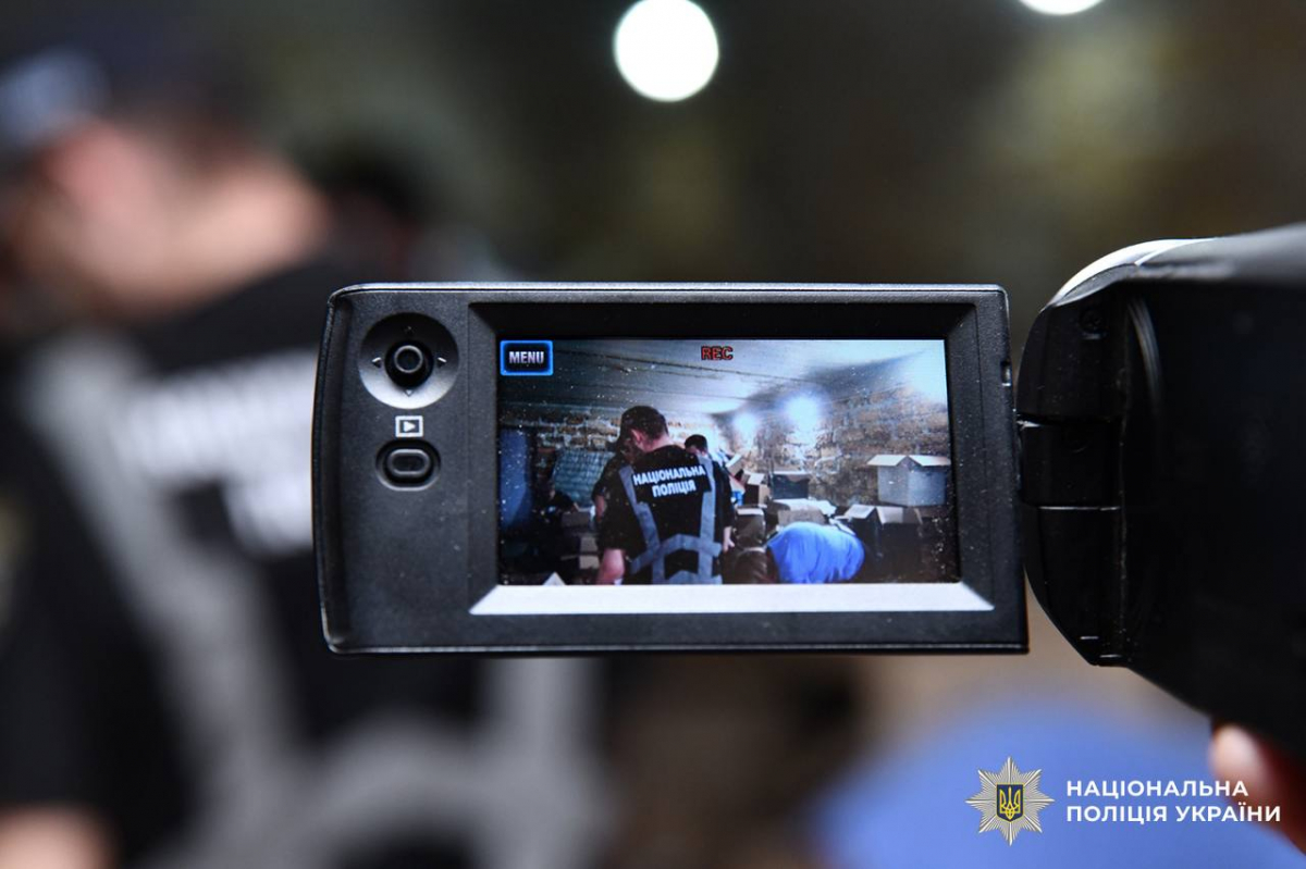 Розгорнув підпільний бізнес - у Запоріжжі чоловік незаконно торгував цигарками та алкоголем (фото)