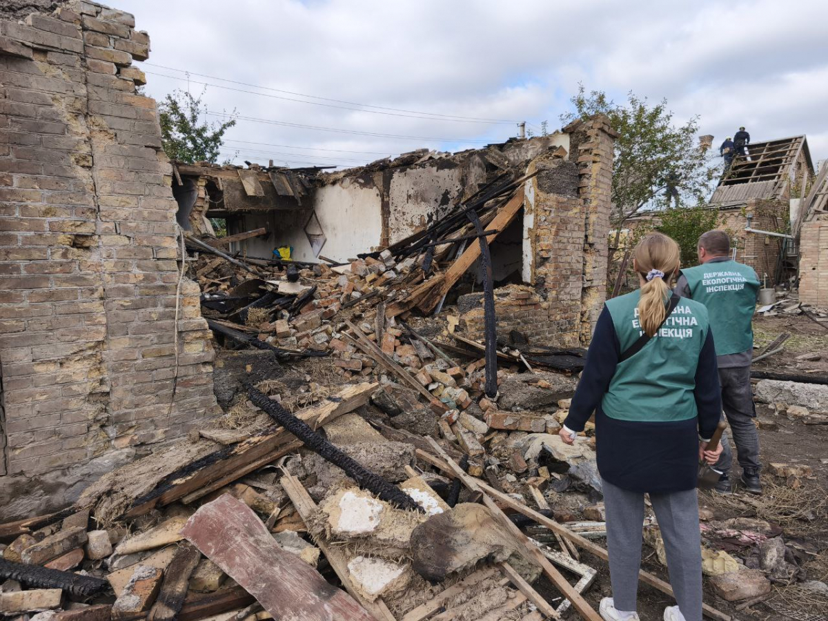 Руїни, згарища та вирви - у Запоріжжі екологи обстежили місця влучань російських ракет, бомб та безпілотників (фото)