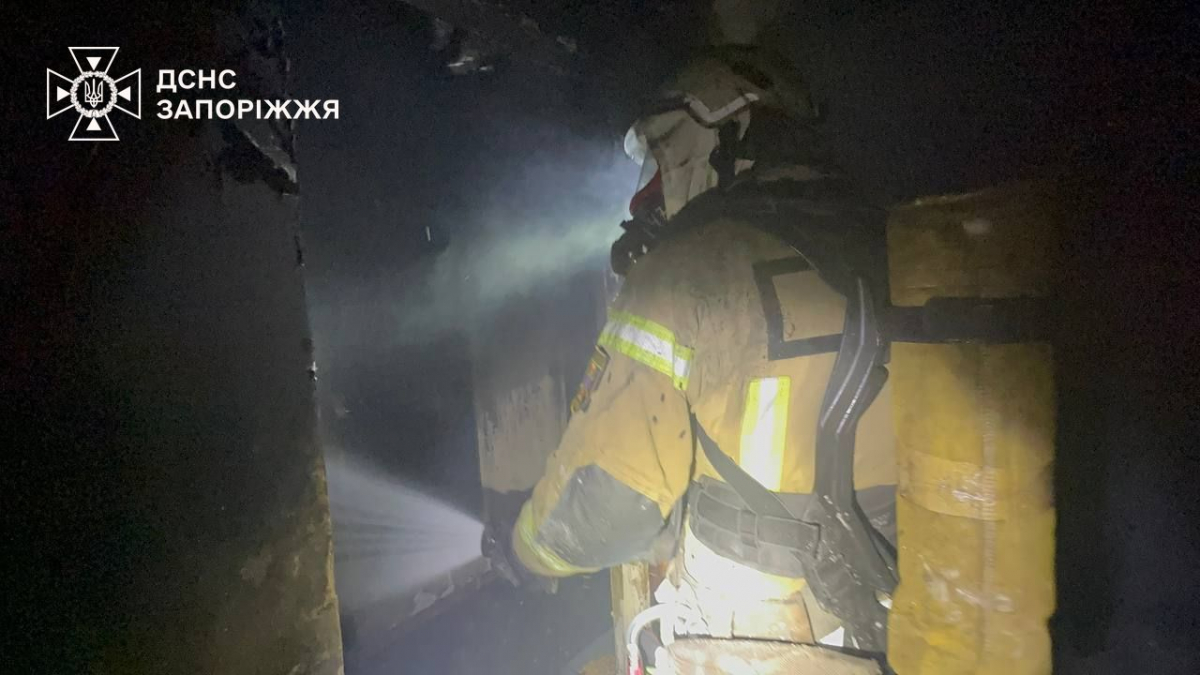 Трагедія у Запоріжжі -  під час пожежі загинув господар квартири, інші мешканці евакуйовані (відео, фото)