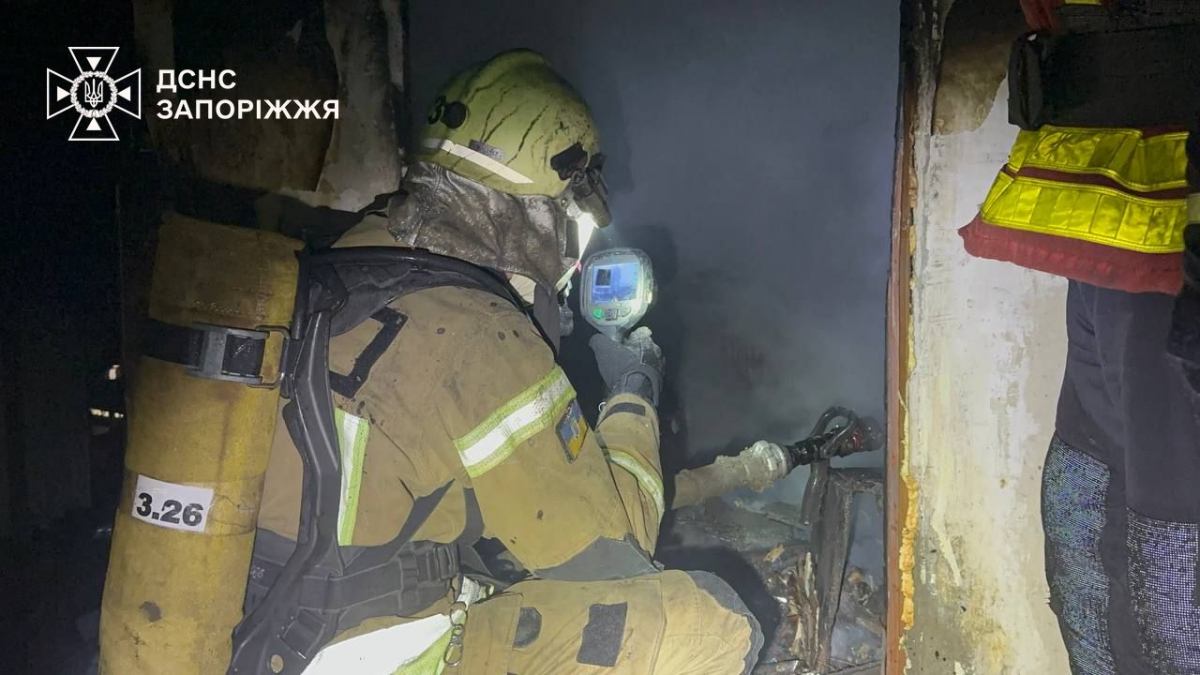 Трагедія у Запоріжжі -  під час пожежі загинув господар квартири, інші мешканці евакуйовані (відео, фото)