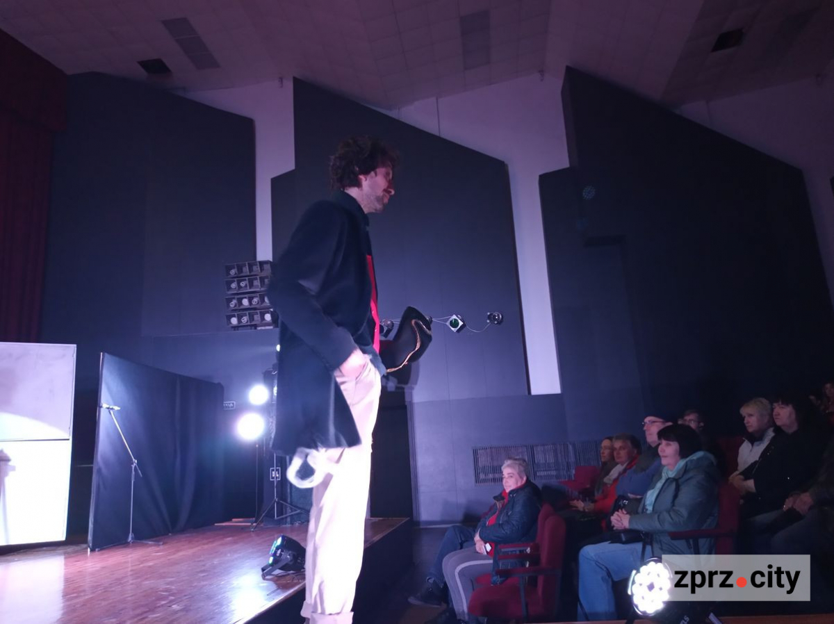 "Треба жити і діяти далі": під час повномасштабної війни у Запоріжжі народився новий театр - показали яскраву прем'єру (фото)