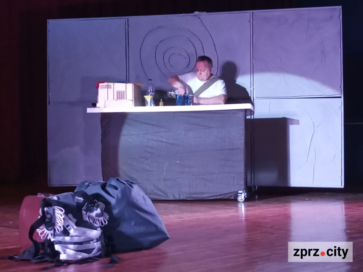 "Треба жити і діяти далі": під час повномасштабної війни у Запоріжжі народився новий театр - показали яскраву прем'єру (фото)