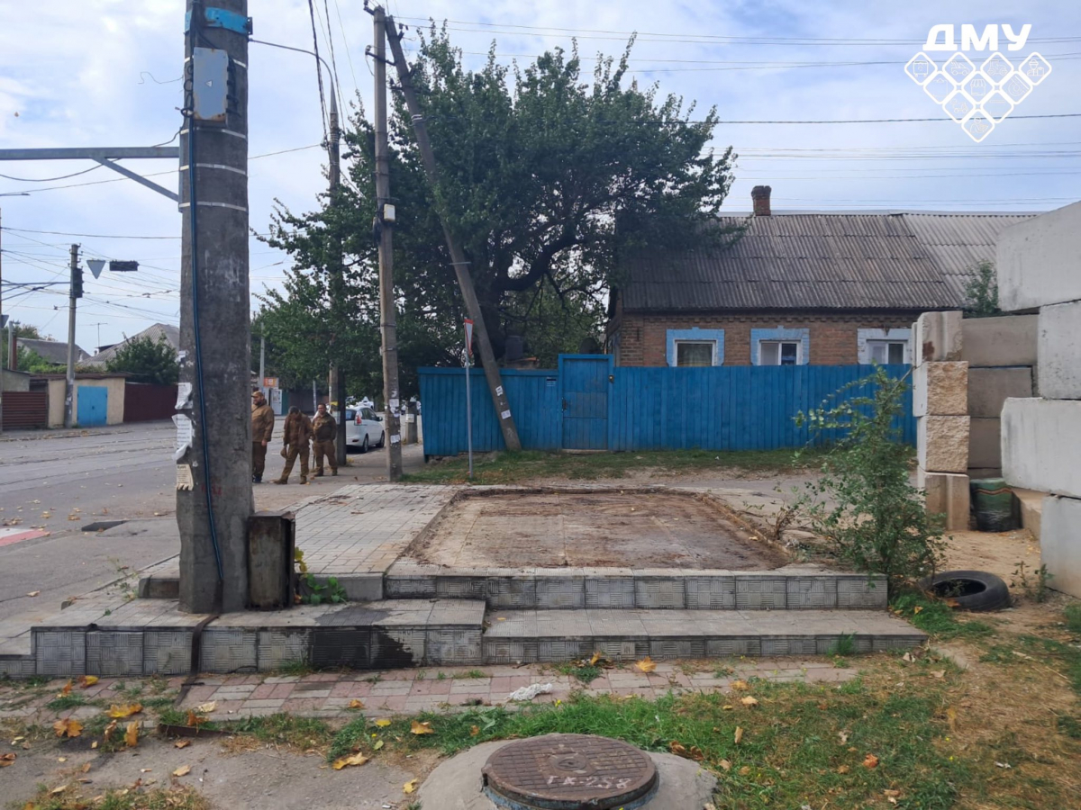 У Запоріжжі комунальники демонтували МАФ – кіоск працював без дозволів (фото)