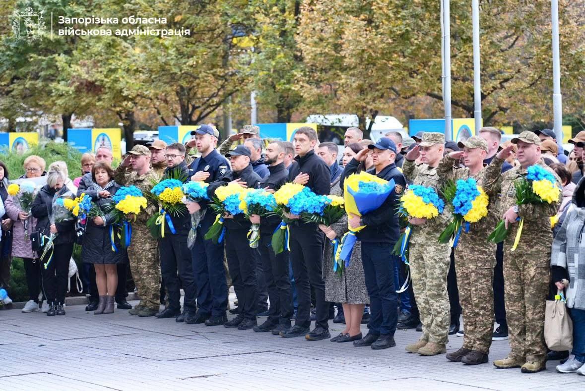 У Запоріжжі вшанували Героїв війни – Алея пам’яті поповнилася новими стендами (фото)