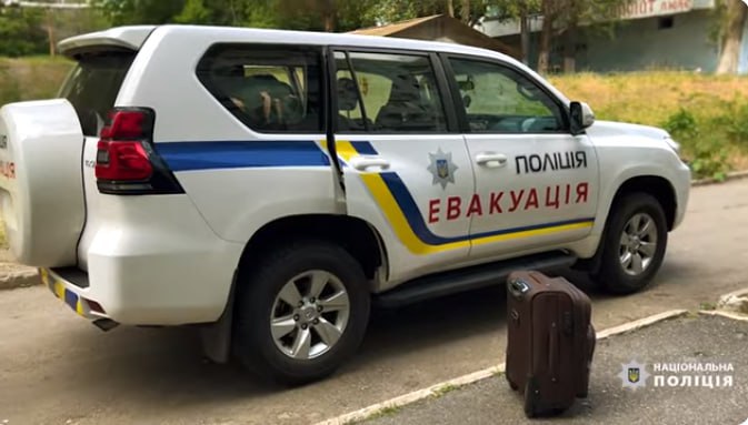 Вивезли у безпечне місце - на Запоріжжі з-під обстрілів евакуювали багатодітну родину (фото)