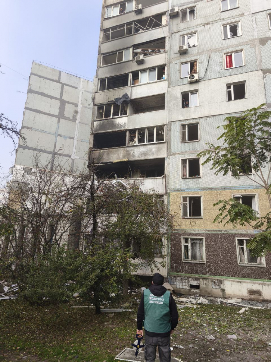 Задокументували наслідки атаки — у Запоріжжі екологи обстежили постраждалі райони (фото)