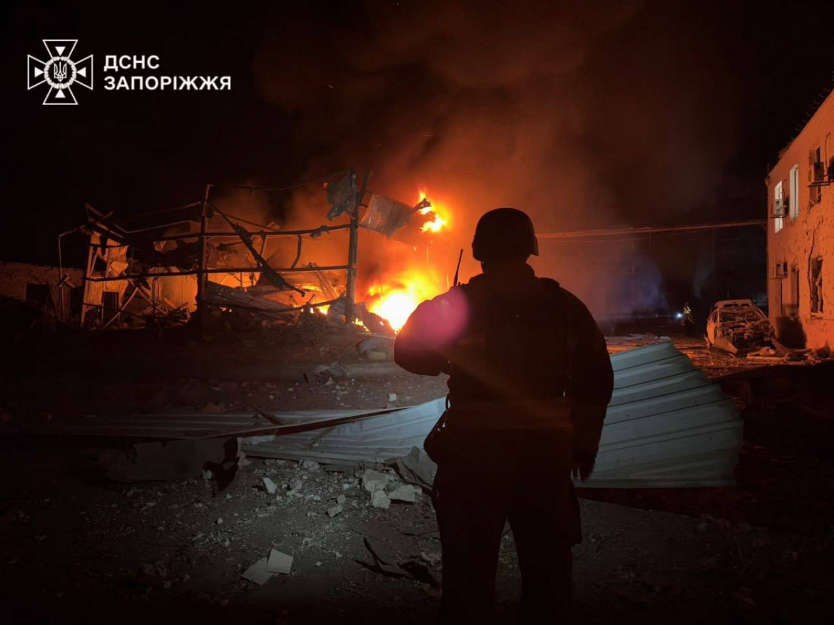 Знеструмлені підстанції - після нічної атаки в Запоріжжі зупинили трамваї та змінили маршрути тролейбусів