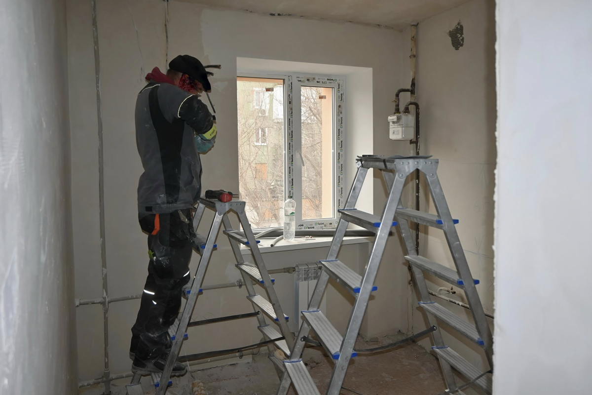 Активно працюють у квартирах та подвір’ї - як просувається відновлення будинку на Скіфській у Запоріжжі (фото)