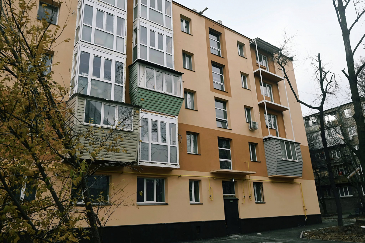 Активно працюють у квартирах та подвір’ї - як просувається відновлення будинку на Скіфській у Запоріжжі (фото)