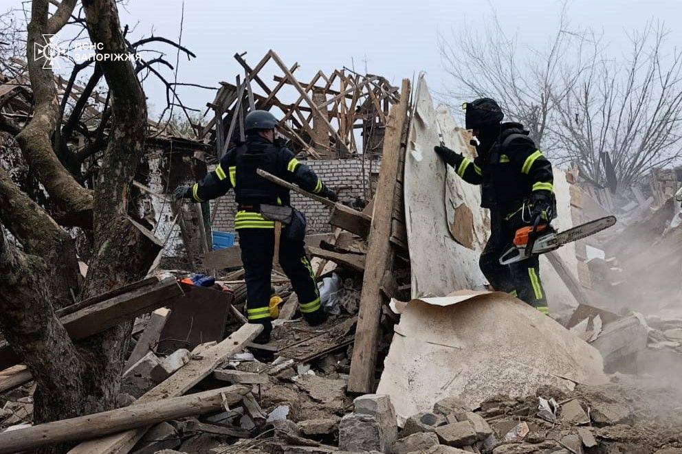 Атакували авіабомбами - на Запоріжжі росіяни вбили комунальника та поранили подружжя (фото)