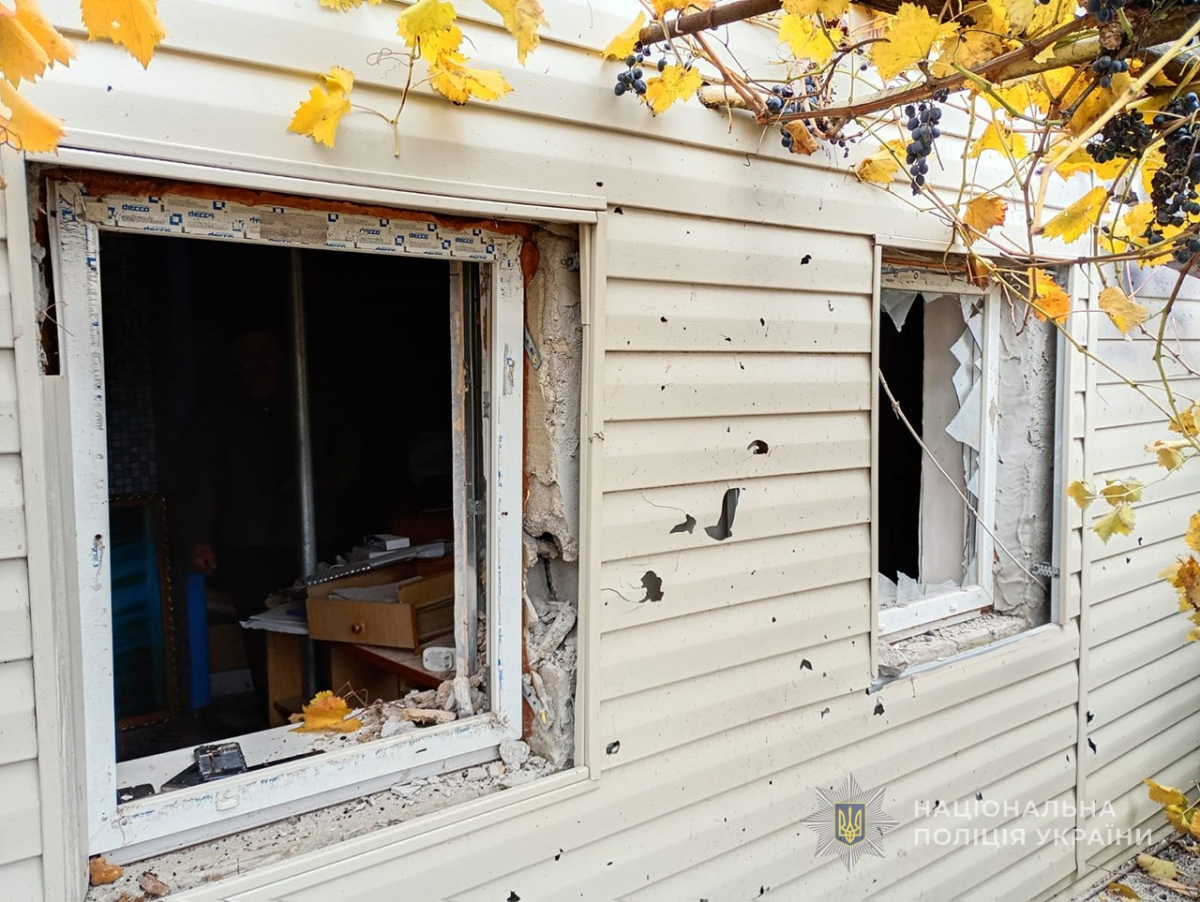 Атакували дронами транспорт – у Запорізькому районі росіяни вдарили по швидкій та поліції (фото)