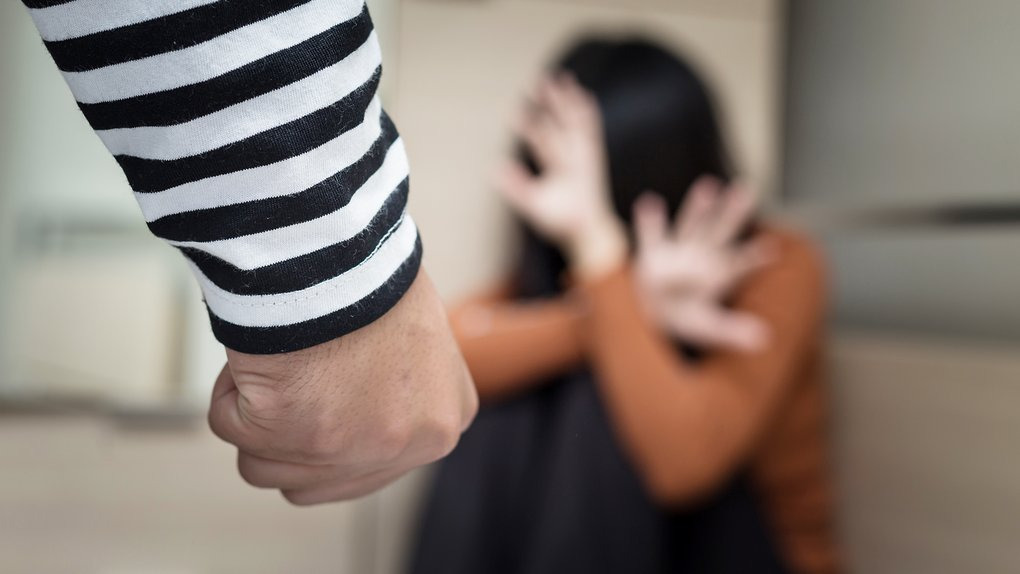 Душив та вимагав гроші — в Запоріжжі п’яний чоловік напав на жінку у квартирі (фото)