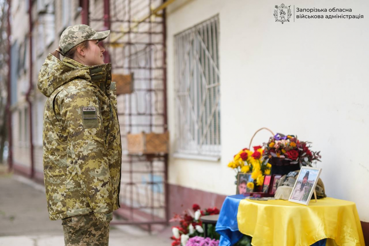 Героя пам’ятають — у Запоріжжі відкрили меморіальну дошку на честь загиблого воїна (фото)