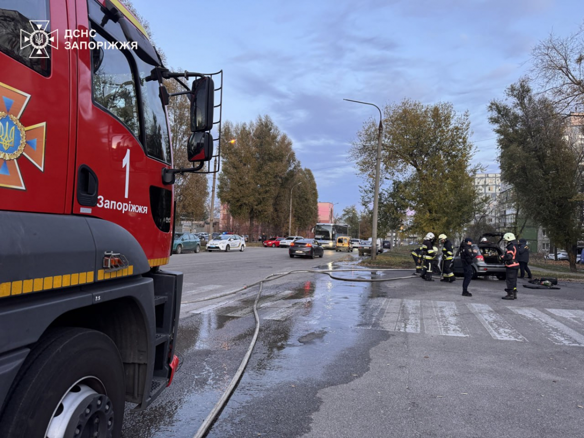 На одній з вулиць Запоріжжя загорівся автомобіль - фото, відео