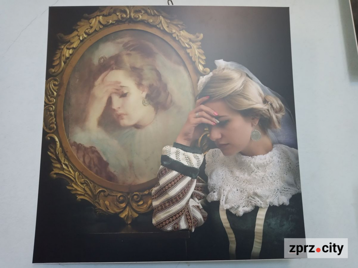 Перетворив людей на скульптури та на історичні постаті – у Запоріжжі відкрили виставку відомого українського фотохудожника