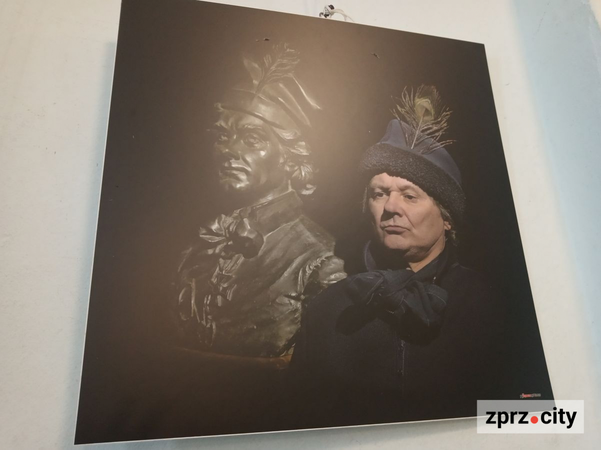 Перетворив людей на скульптури та на історичні постаті – у Запоріжжі відкрили виставку відомого українського фотохудожника