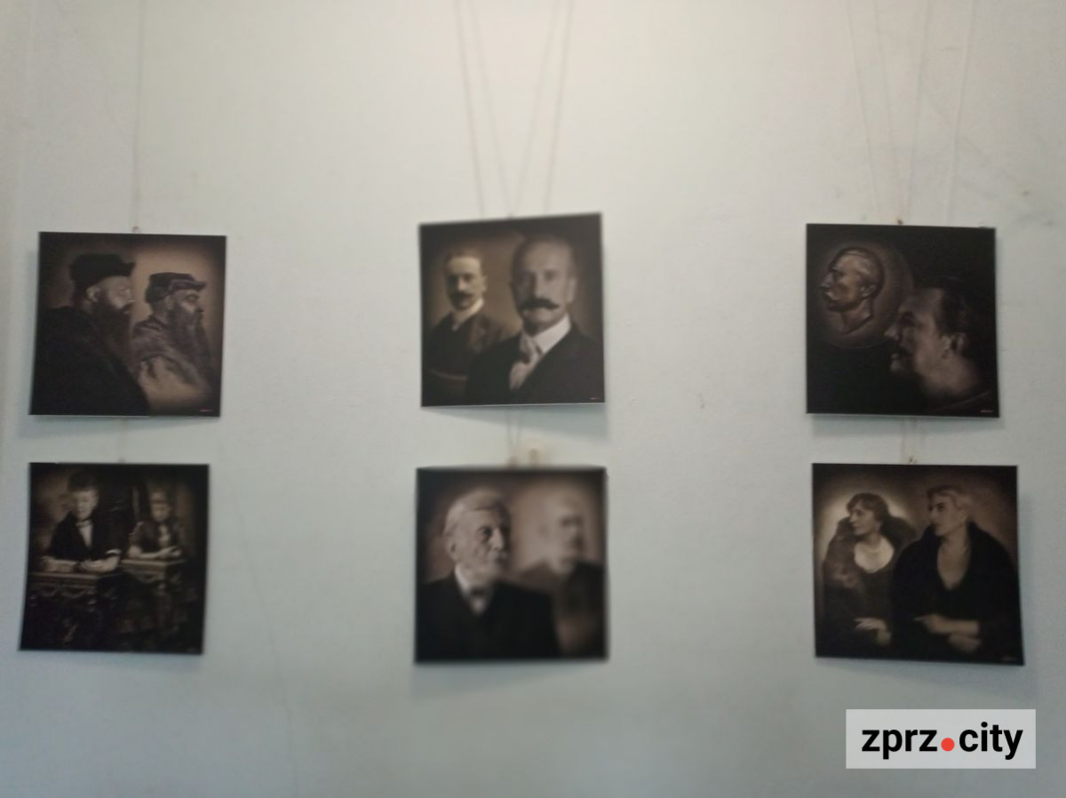 Перетворив людей на скульптури та на історичні постаті – у Запоріжжі відкрили виставку відомого українського фотохудожника