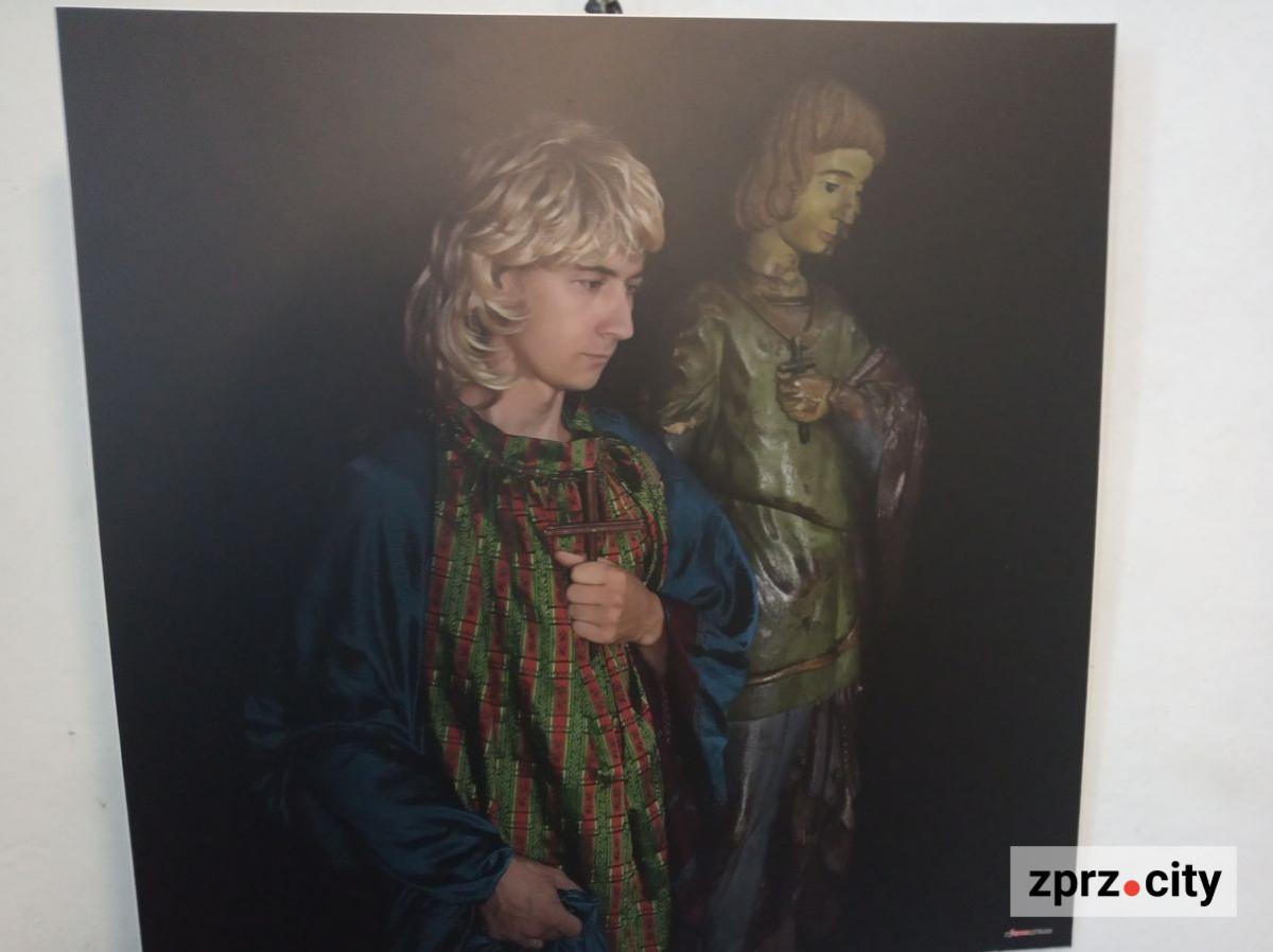 Перетворив людей на скульптури та на історичні постаті – у Запоріжжі відкрили виставку відомого українського фотохудожника