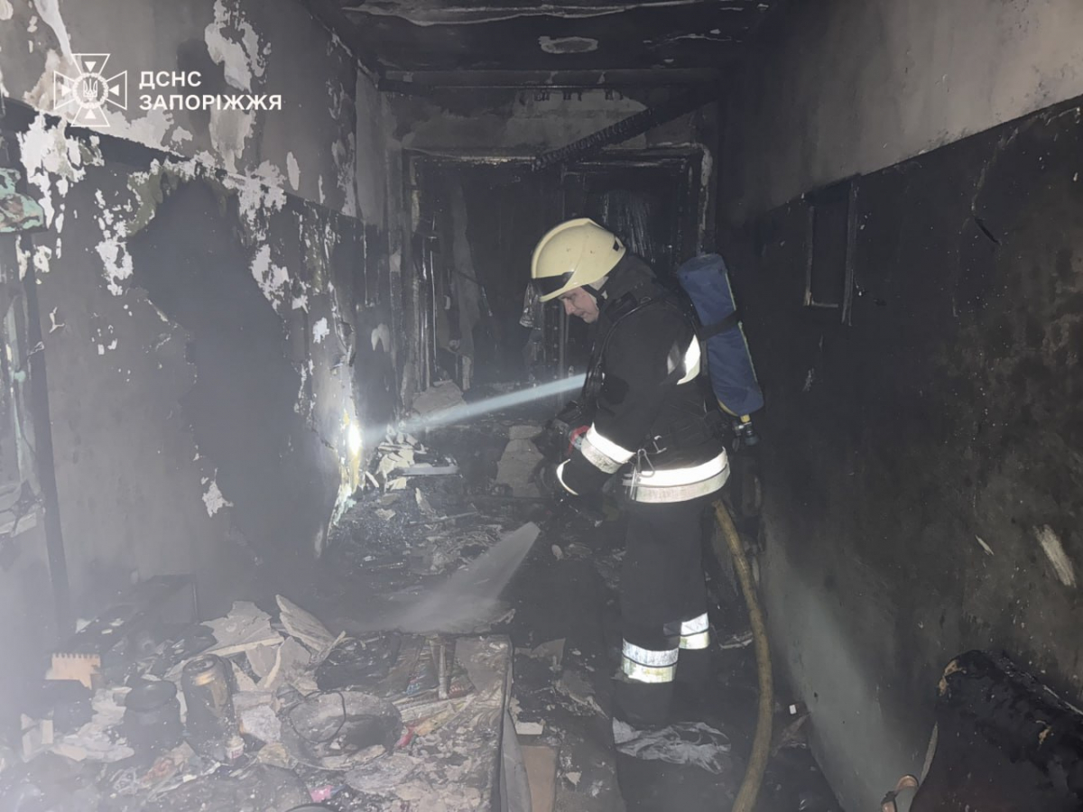 Під час пожежі в запорізькій багатоповерхівці люди опинились заблокованими у квартирі - фото